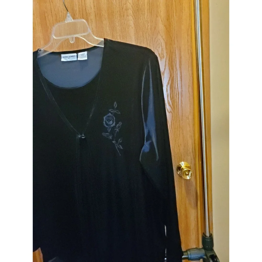Alfred Dunner 18 Christmas 2 piece sweater set Top Black embroidered rose long s
